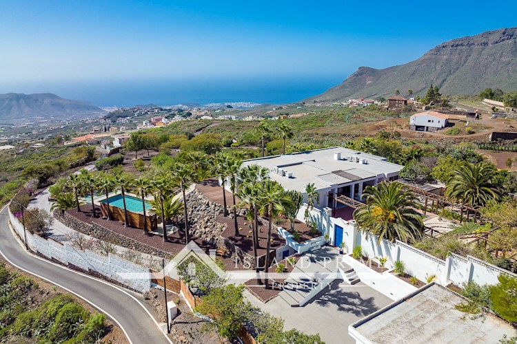 5 bed villa for sale in Arona