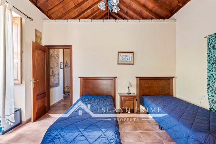 4 bed canarian house for sale in Granadilla
