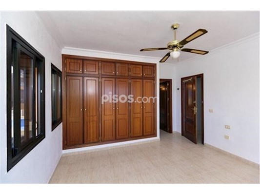 5 Bed Townhouse For Sale in El Galeon