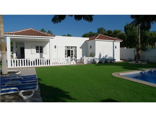 5 Bed Villa For Sale in Callao Salvaje
