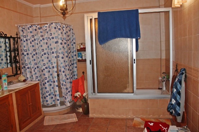 Buzanada 5 Bed House For Sale