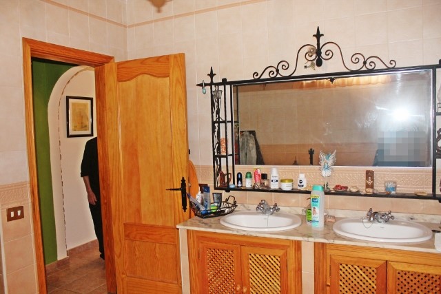 Buzanada 5 Bed House For Sale