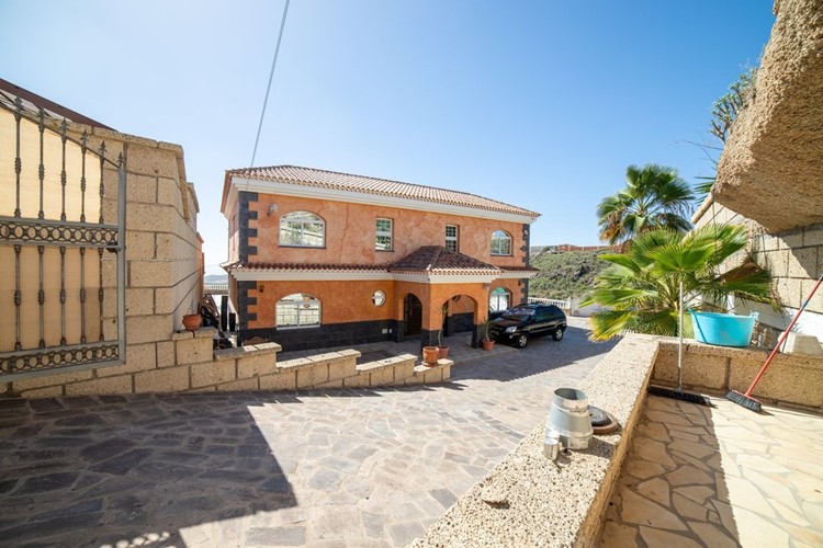 8 bed villa for sale in El Salto