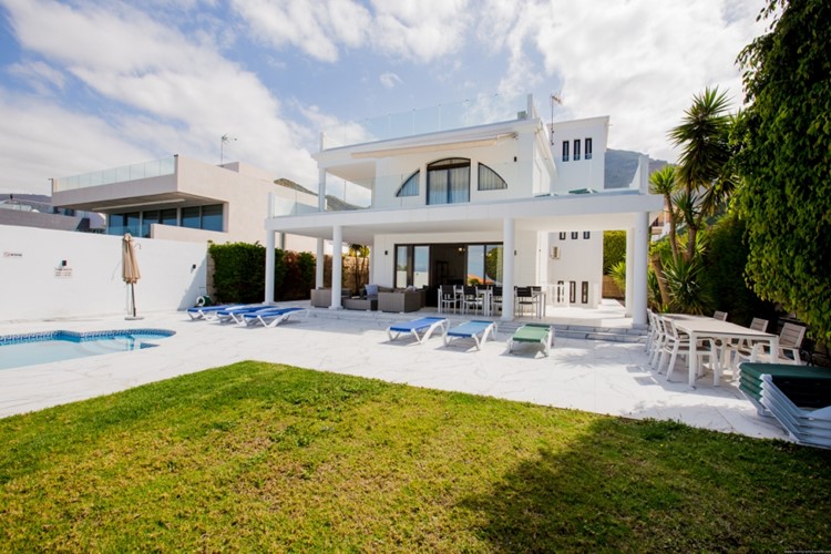 5 bed villa for sale in El Madronal