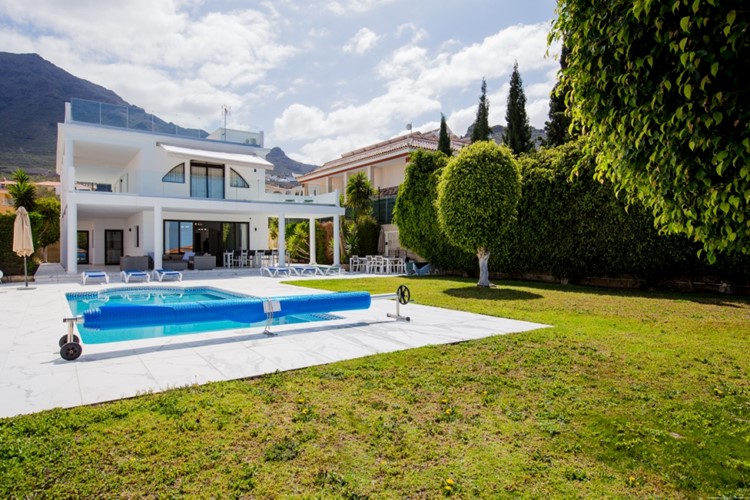 5 bed villa for sale in El Madronal
