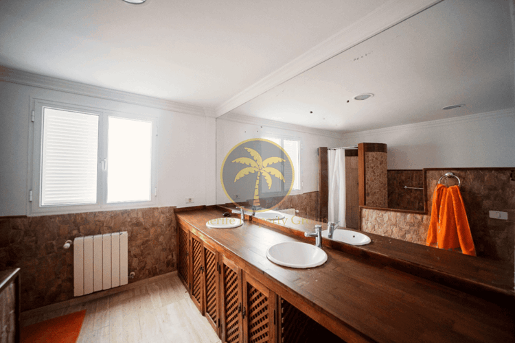 5 bed townhouse for sale in Chio