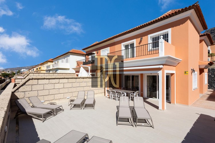 Villa For sale in El Madronal, Tenerife