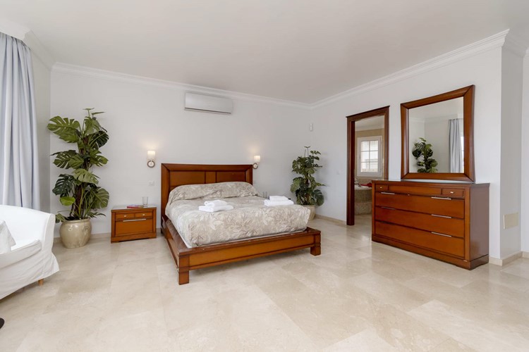 5 bed villa for sale in Roque del Conde