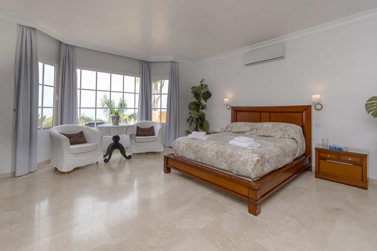 5 bed villa for sale in Roque del Conde