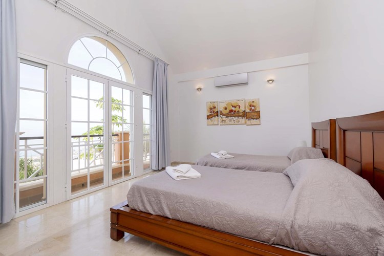 5 bed villa for sale in Roque del Conde