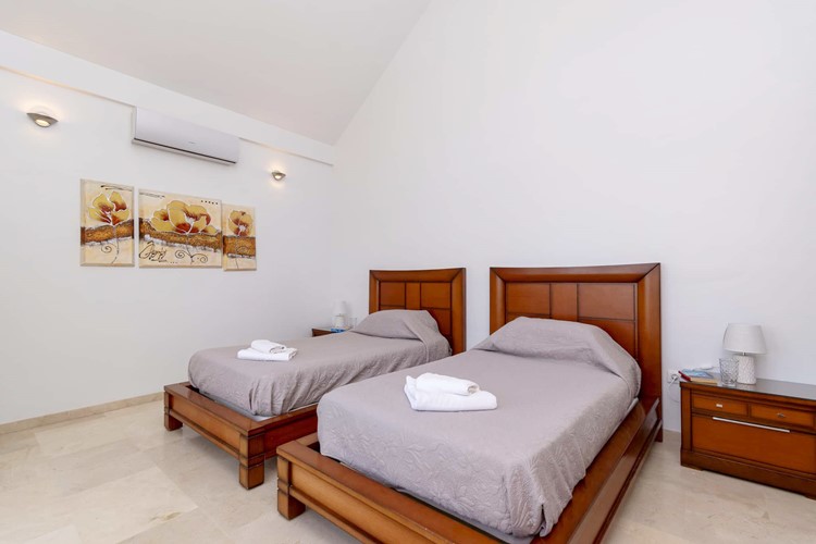 5 bed villa for sale in Roque del Conde