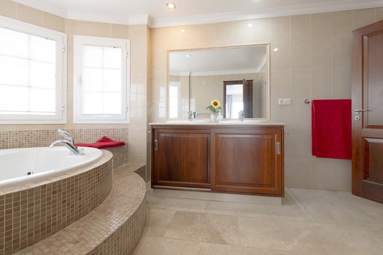 5 bed villa for sale in Roque del Conde