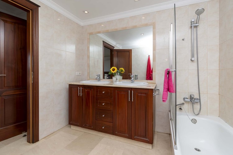 5 bed villa for sale in Roque del Conde