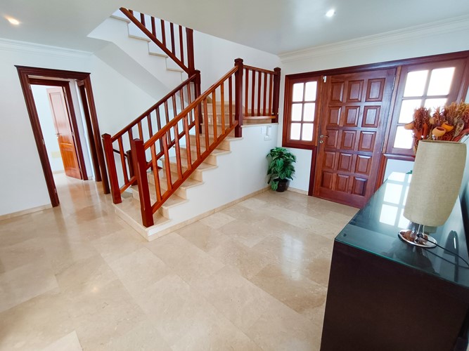 5 bed villa for sale in Roque del Conde