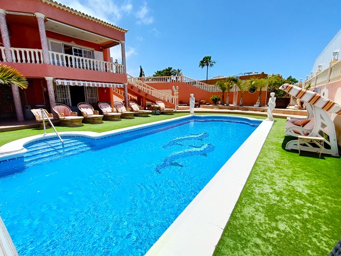 4 bed villa for sale in Callao Salvaje