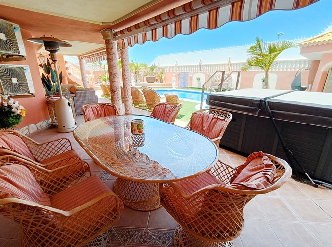 4 bed villa for sale in Callao Salvaje