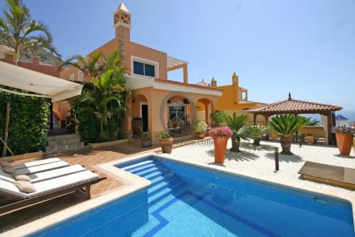 4 Bedroom House For Sale in Torviscas Alto