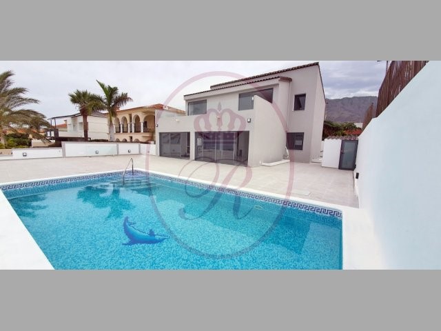 5 bed villa for sale in Balcon del Duque, El Duque