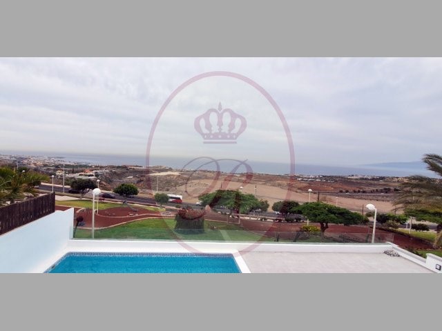 5 bed villa for sale in Balcon del Duque, El Duque