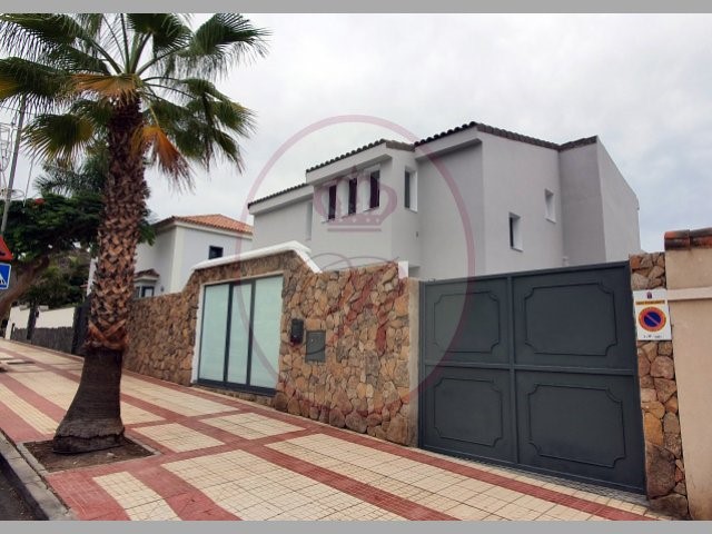 5 bed villa for sale in Balcon del Duque, El Duque