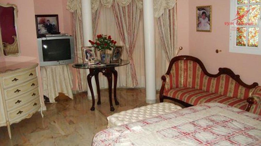 5 bed villa for sale in Parque de la Reina