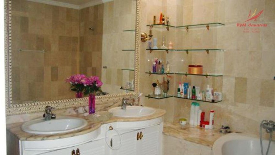 5 bed villa for sale in Parque de la Reina