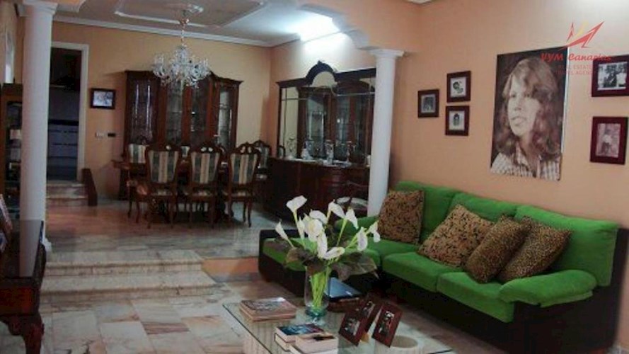 5 bed villa for sale in Parque de la Reina