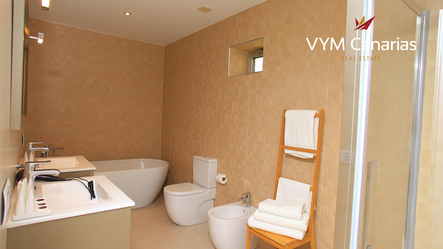 4 bed villa for sale in La Caleta