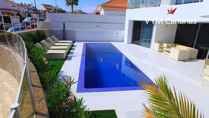 4 bed villa for sale in La Caleta
