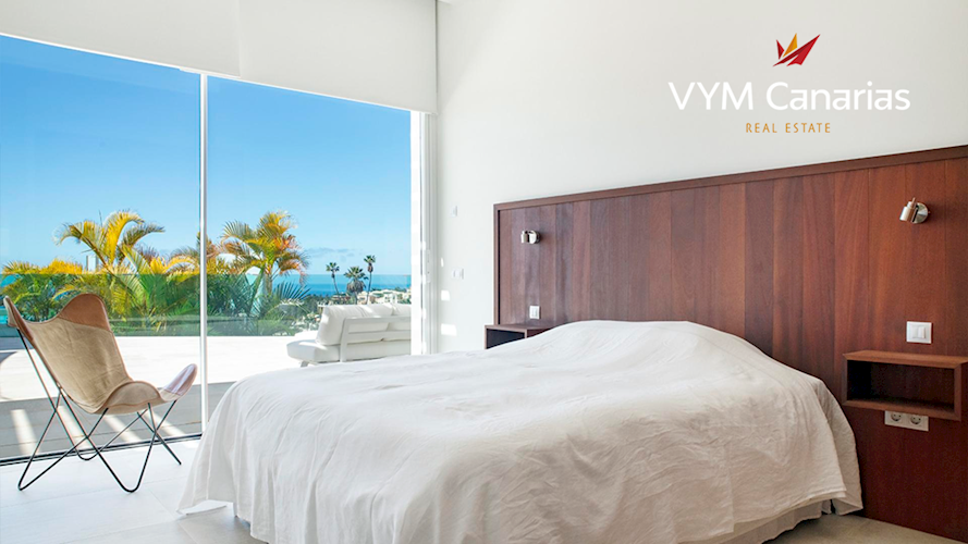 5 bed villa for sale in La Caleta