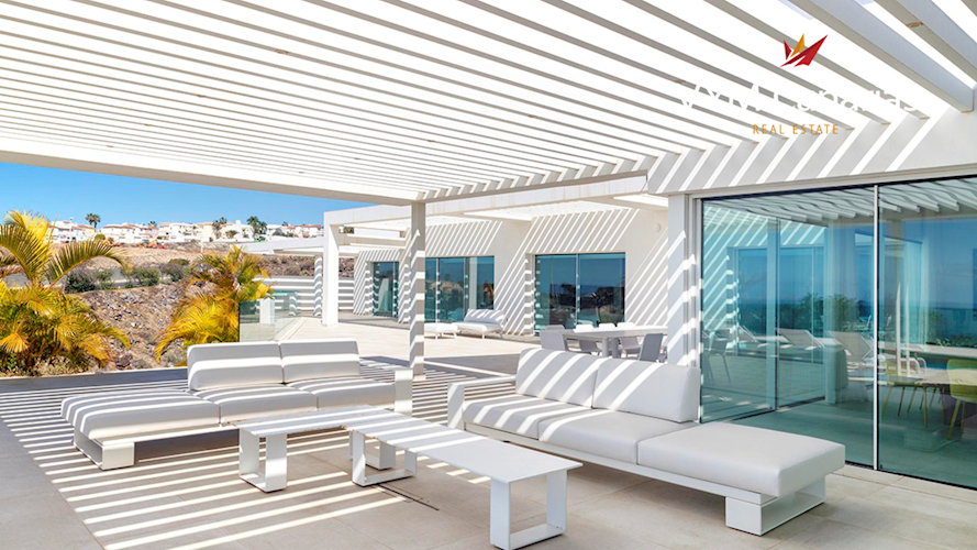 5 bed villa for sale in La Caleta