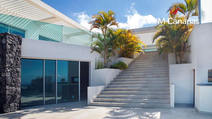 5 bed villa for sale in La Caleta