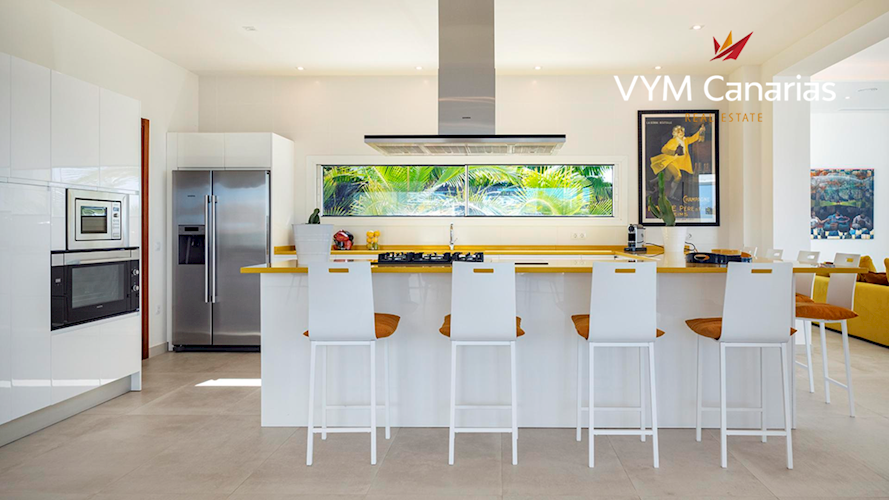 5 bed villa for sale in La Caleta