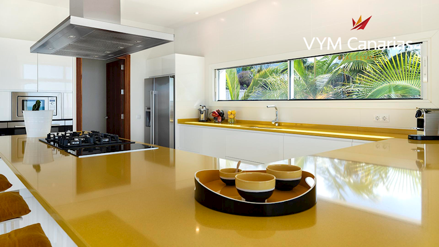 5 bed villa for sale in La Caleta