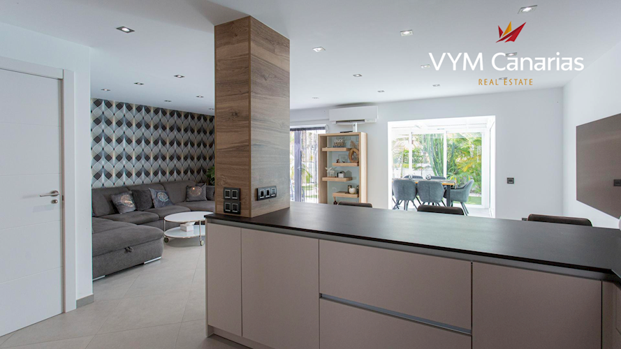 5 bed townhouse for sale in Callao Salvaje